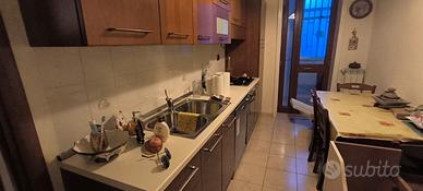 cucina componibile con tavolo e sedie