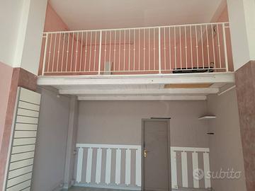 Pantano Negozio 33 mq. 1 vetrina con soppalco