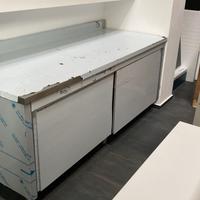 Tavolo inox con ante scorrevoli