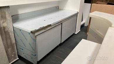 Tavolo inox con ante scorrevoli