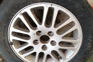 4 cerchi da 16 con pneumatici usurati