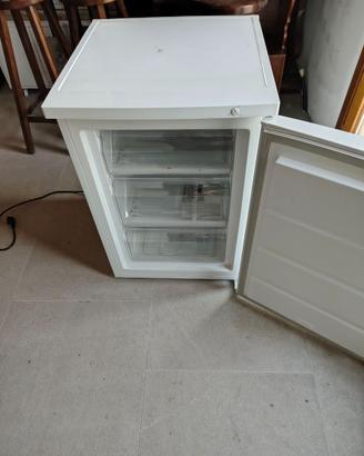 Congelatore verticale a tre cassetti