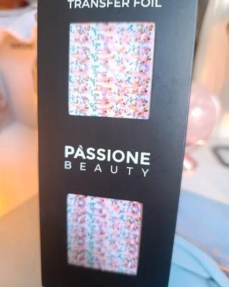 Un tocco di palcoscenico sulle tue unghie