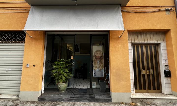 Licenza commerciale parrucchiere per signora
