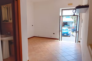 Locale commerciale 25 mq con agibilità via Roma