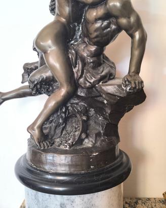 statua in bronzo con base di marmo