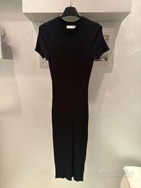 Vestito nero aderente a costine