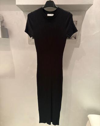 Vestito nero aderente a costine