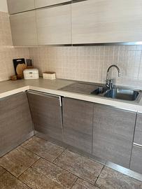 Cucina grande con elettrodomestici
