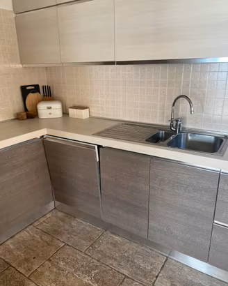 Cucina grande con elettrodomestici