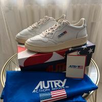 Scarpe Autry Medalist  in pelle bianche.