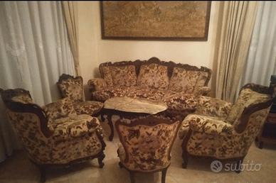 Divano 3 posti+4 poltrone+tavolino