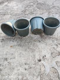 vasi in plastica grigi robusti