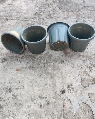 vasi in plastica grigi robusti