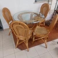 Tavolo tondo con 4 sedie in vimini e bamboo.