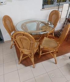 Tavolo tondo con 4 sedie in vimini e bamboo.
