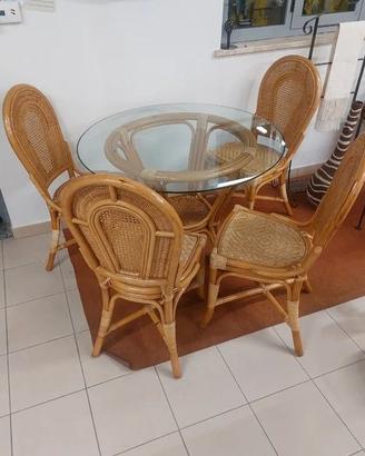 Tavolo tondo con 4 sedie in vimini e bamboo.
