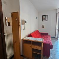 Mobiletto e attaccapanni in legno massiccio 