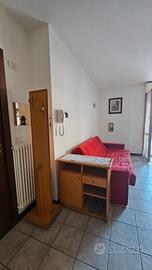 Mobiletto e attaccapanni in legno massiccio 