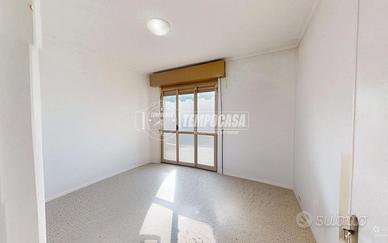 AMPIO TRILOCALE SENZA SPESE CONDOMINIALI IN ZONA B