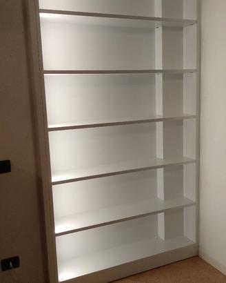 libreria laccata in nicchia con ripiani e led