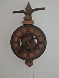 Orologio a pesi in legno stile medievale con folio