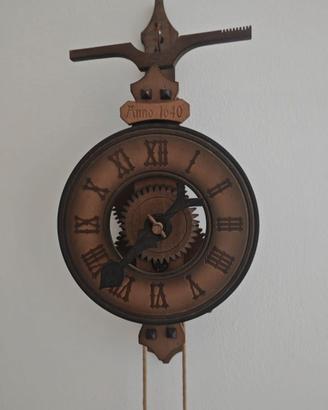 Orologio a pesi in legno stile medievale con folio