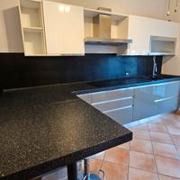 Cucina moderna completa di elttrodomestici