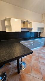 Cucina moderna completa di elttrodomestici