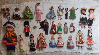 Lotto di 23 bambole etniche vintage + 2 terrecotte