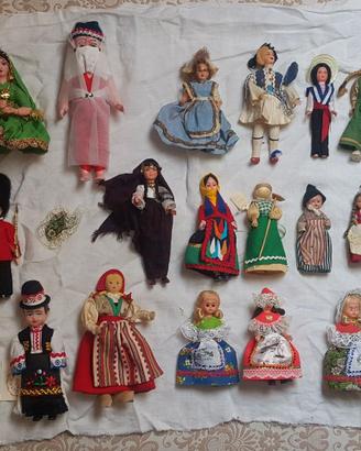 Lotto di 23 bambole etniche vintage + 2 terrecotte