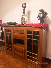 ✨ Credenza in legno con ante in vetro