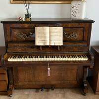 Pianoforte verticale antico in legno-elegante