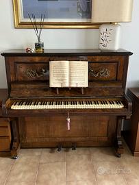 Pianoforte verticale antico in legno-elegante