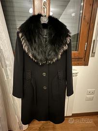 Cappotto Donna con collo di pelliccia removibile.