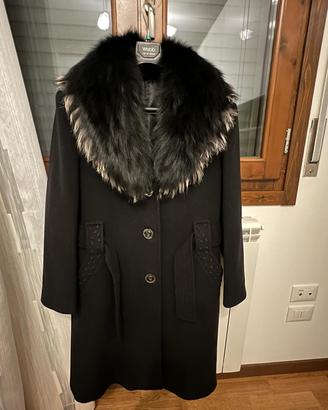 Cappotto Donna con collo di pelliccia removibile.