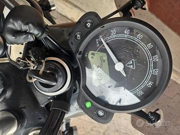 TRIUMPH STREET TWIN 900