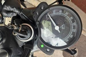 TRIUMPH STREET TWIN 900