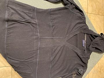 Felpa con cappuccio blu e maglioncino bianco