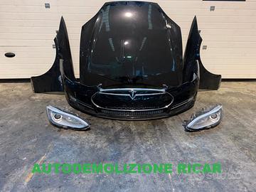 Musata Tesla Model S 2012 fari intelligenti