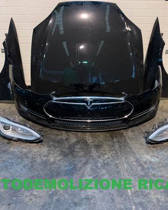 Musata Tesla Model S 2012 fari intelligenti