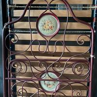 Letto in ferro battuto decorato