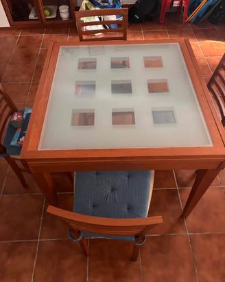 Tavolo allungabile con sedie + Vetrina