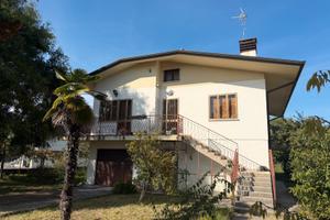 Casa indipendente su tre piani con ampio giardino