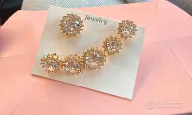 Orecchini eleganti color oro con zirconi