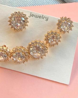 Orecchini eleganti color oro con zirconi