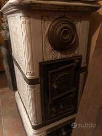 Stufa antica di Castellamonte a legna in ceramica