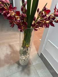 Vaso in vetro con Orchidee finte e sassi bianchi