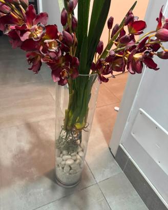 Vaso in vetro con Orchidee finte e sassi bianchi