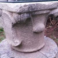 Capitello in pietra serizzo del 600
